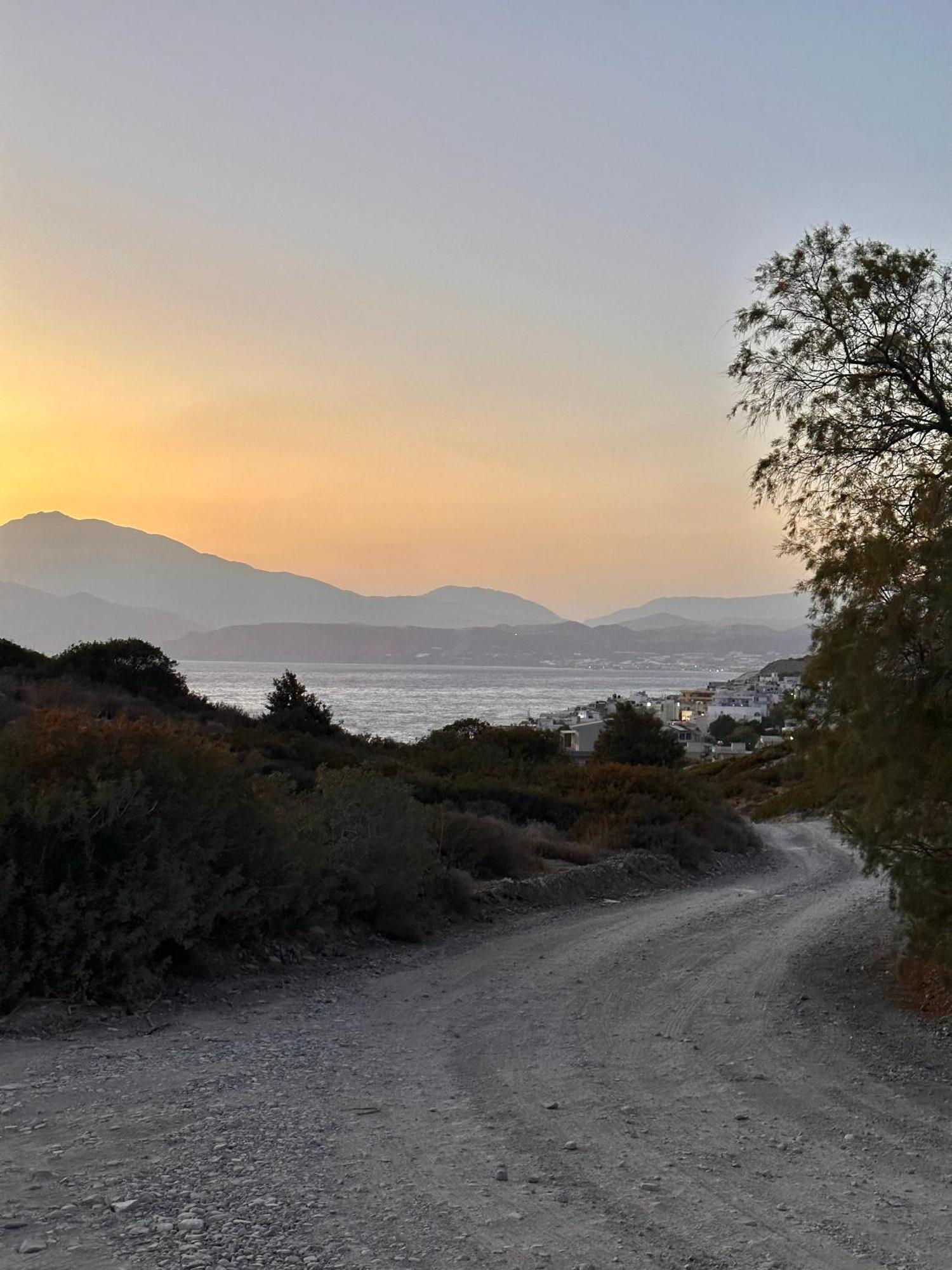 Komos Beach Estate Каламаки Экстерьер фото